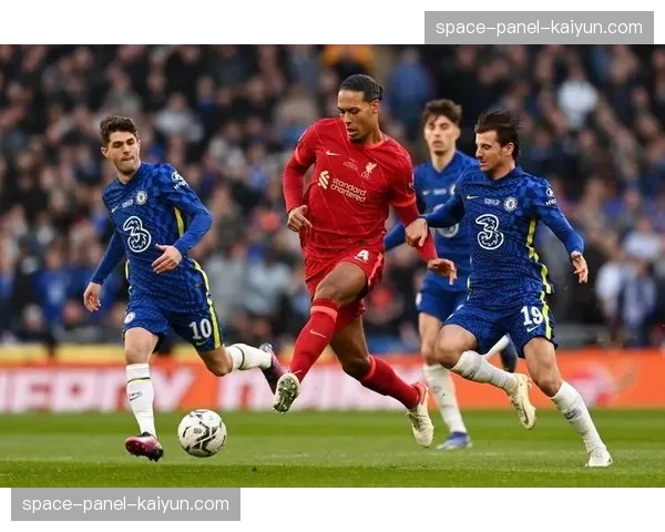 特写：37岁的范戴克在更衣室白板上向年轻队友讲解防守轮转要点